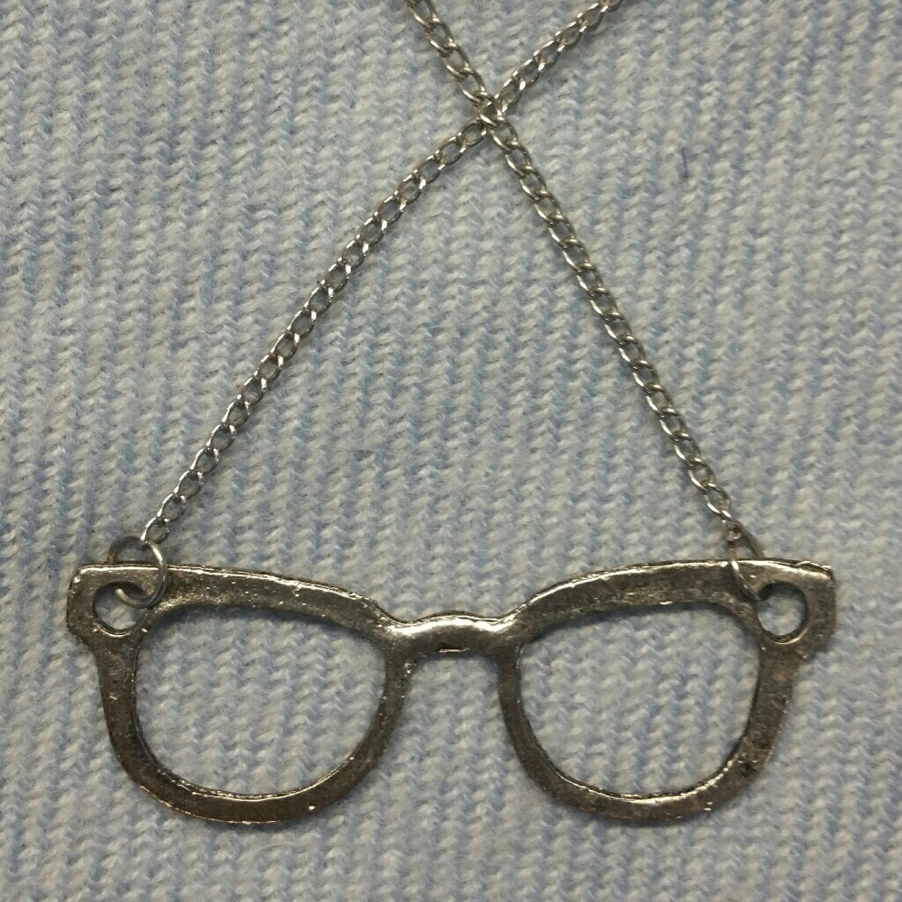 Silver color necklace with glasses motive.